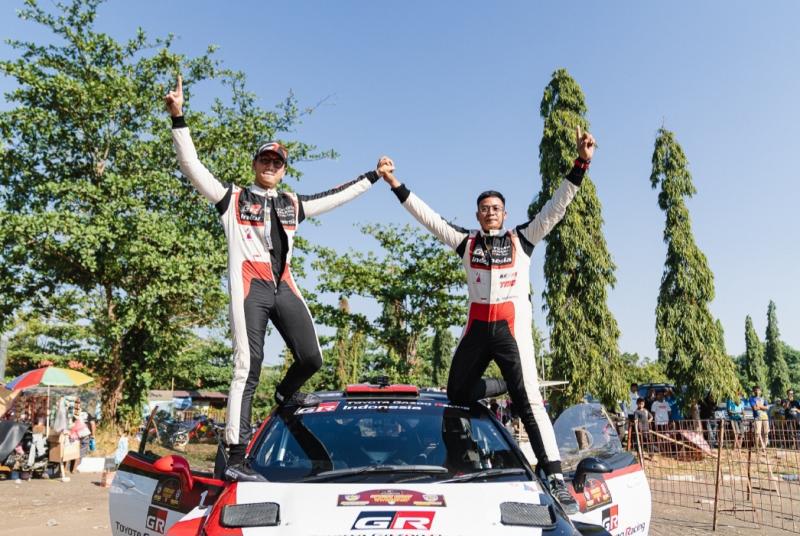 Ryan Nirwan dan Adi Indiarto dari Toyota Gazoo Racing Indonesia di podium juara 1 Kejurnas Sprint Rally 2023 seri 6 di Sport Center Indramayu, Jawa Barat, Minggu (29/10/2023)  