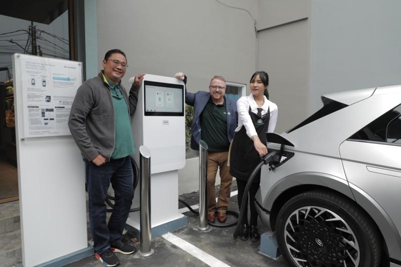 Perkuat Ekosistem Kendaraan Listrik, Hyundai Hadirkan EV Fast Charging Station di Starbucks Adhyaksa