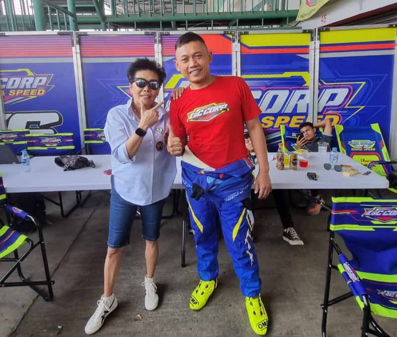 Benny Santoso (pembalap senior Sigma Speed) dan Lola Moenek (deputy WKU Olahraga Mobil IMI Pusat) (foto : budsan)