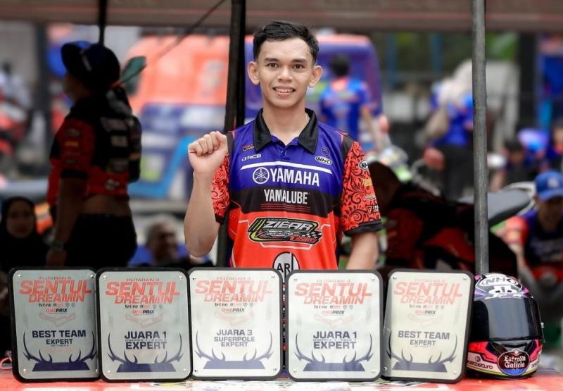 Alfi Husni dengan trofi double winner OP1 Expert di seri 4 OnePrix 2023, Sentul International Karting Circuit Sentul Bogor lalu. (foto: alfi husni)