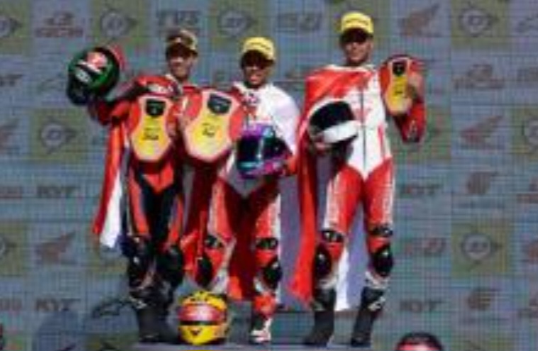 Tiga pembalap Astra Honda Racing Team yaitu Reza Denicha, Veda Ega Pratama dan Arjun di podium juara kelas AP250 ARRC 2023 di sirkuit Zhuhai, China 