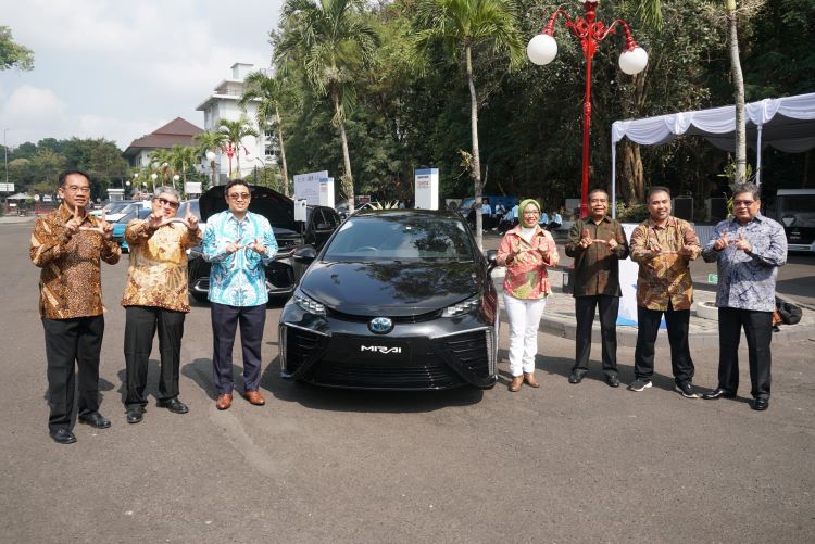 Para petinggi  PT Toyota Motor Manufacturing Indonesia, Akademisi dan para narasumber berpose dengan Toyota Mirai di Unversitas Gadja Mada, Yogyakarta