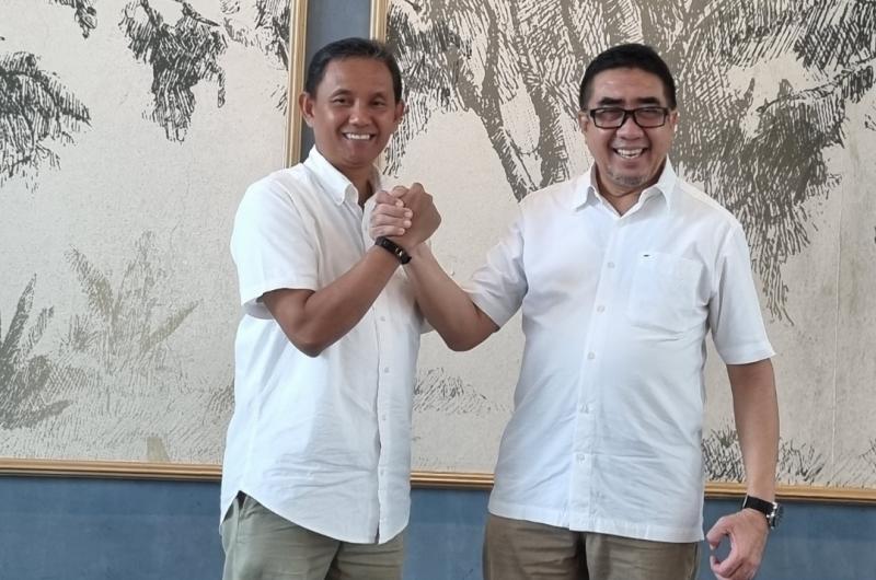 Duljatmono (kanan) dan Aji Jaya, sebuah estafet kepemimpinan yang mulus di PT Krama Yudha Tiga Berlian Motors. (foto : budsan)