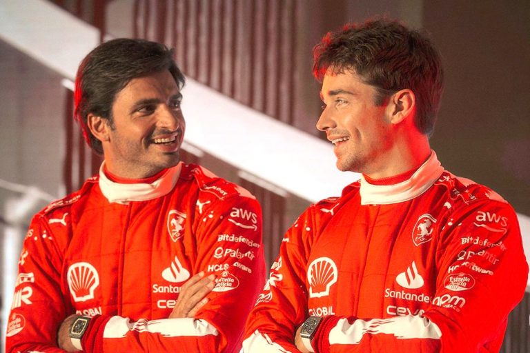 Racing suit gaya retro yang dipakai duet pembalap Ferrari di GP Las Vegas. (Foto: fi)