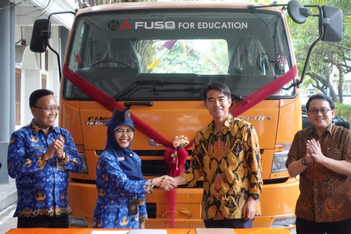 Penyerahan donasi truk Fuso Euro 4 ke sebuah SMK di Surakarta