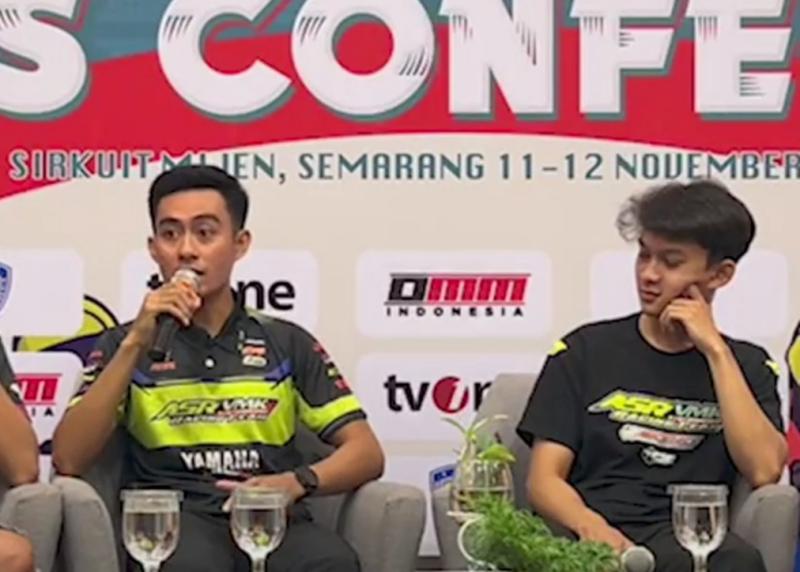 M Faerozi (kiri) dan Hafid Pratama, sesama dari tim ASR VMK Racetech saat sesi preskon jelang OnePrix 2023 di Sirkuit Mijen Semarang esok dan lusa. (foto : ist)