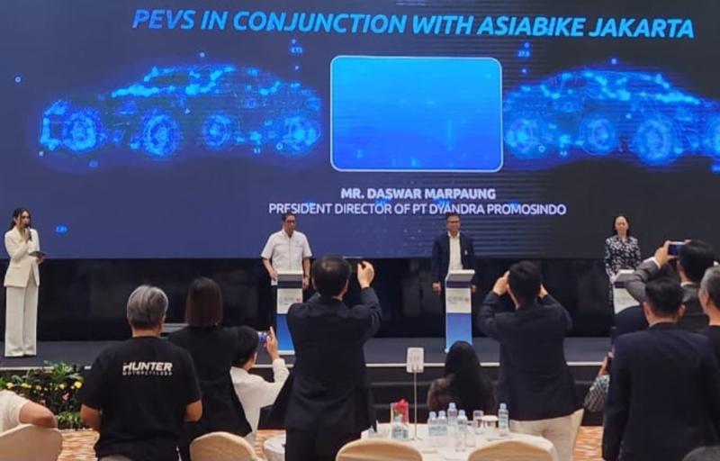 Preskon dilanjutkan pemencetan tombol oleh Jenderal TNI (Purn) Moeldoko selaku Ketua PERIKLINDO tanda launching PEVS 2024. (foto : karim)