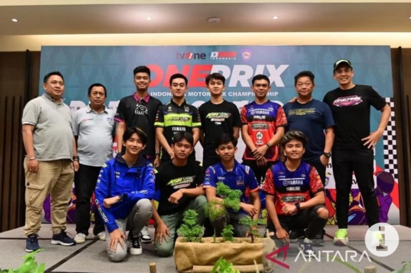 Arlan Lukman (kanan) bersama perwakilan pembalap, IMI dan Racing Committee OnePrix 2023 di Semarang. (foto : antara)