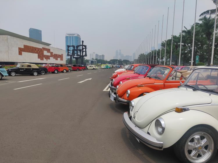 Deretan ratusan mobil VW klasik di halaman Gedung MPR RI, Sabtu (11/11)