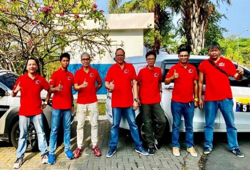 Skuad Suryo Putranto (tengah) dari DMO Garage Jawa Timur kembali menjadi juara nasional umum Kejurnas Time Rally 2023. (foto : edwyn)