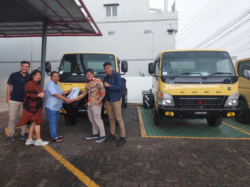 Serah terima unit Fuso Canter 60thYears Special Editon kepada PT. Joh Sukses Mandiri Motor di Banjarmasin, Kalimantan Selatan