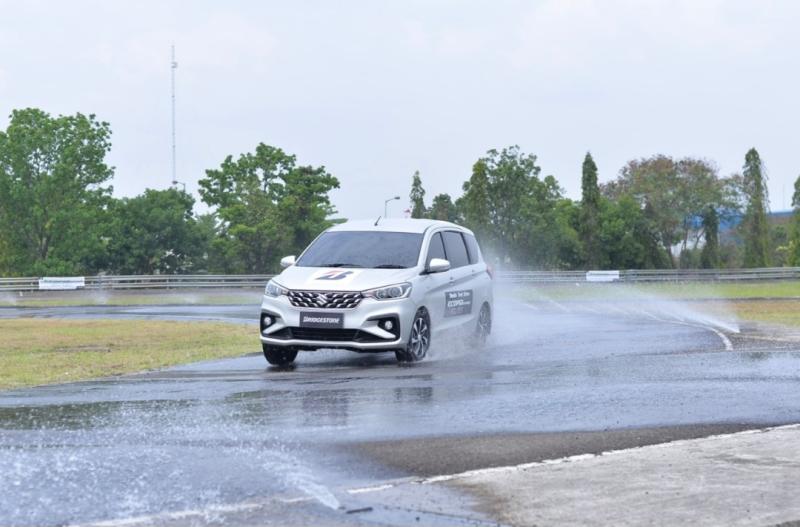 Para wartawan merasakan sendiri perbedaan performa ban keluaran terbaru Bridgestone; Ecopia EP300 Enliten dengan ban kompetitor pada test drive di berbagai kondisi jalan.