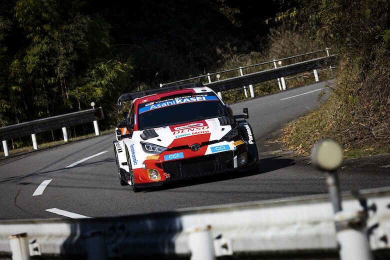 Toyota Yaris GR Rally1 incar kemenangan perdana di trek aspal Rally Jepang pekan ini. (Foto: dirtfish) 