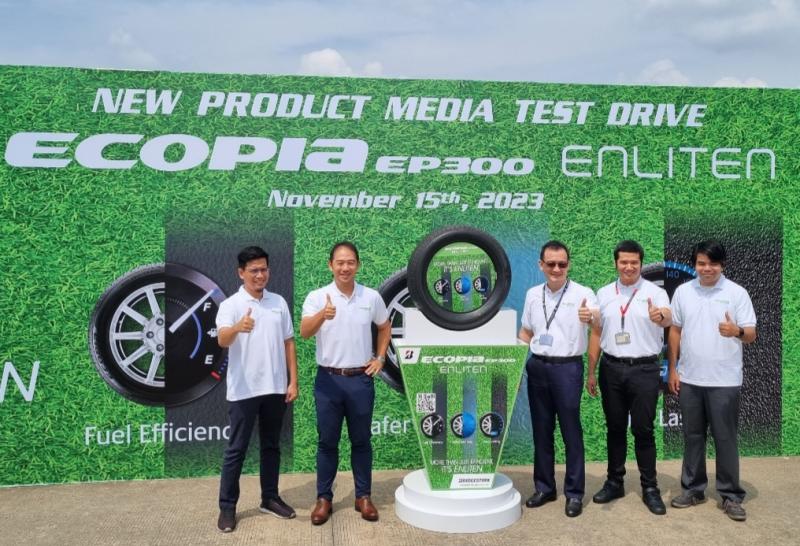 Mukiat Sutikno (ketiga dari kiri) bersama BOD PT Bridgestone Tire Indonesia pada peluncuran ban Ecopia EP300 Enlinten di proving ground pabrik Bridgestone Karawang, Jawa Barat, Rabu (15/11/2023). foto : budsan