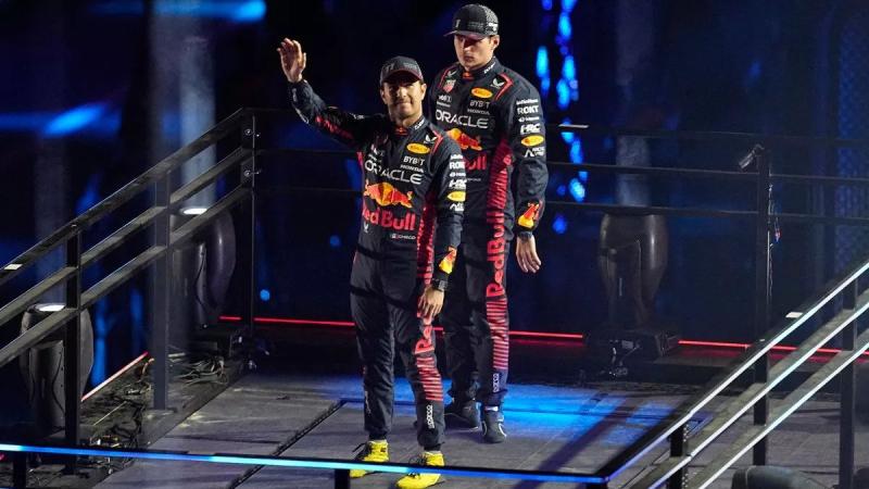 Max Verstappen dan Sergio Perez di Las Vegas. Beda perasaan. (Foto: mirro)