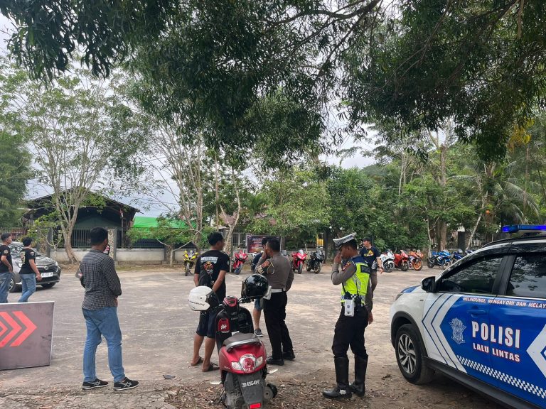 Polres mengawal komunitas motor Kawasaki di Singkawang, Kalimantan Barat.