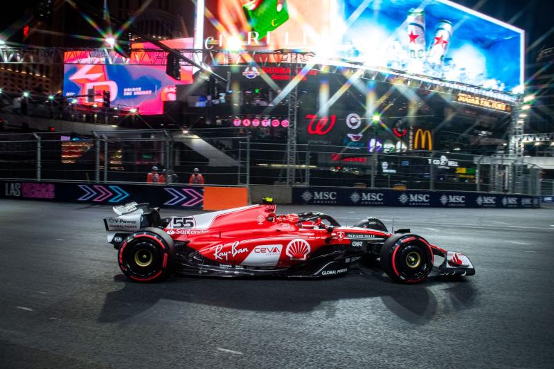 Carlos Sainz (Ferrari) merana di tengah gemerlap pesta GP Las Vegas, Amerika Serikat. (Foto: f1)