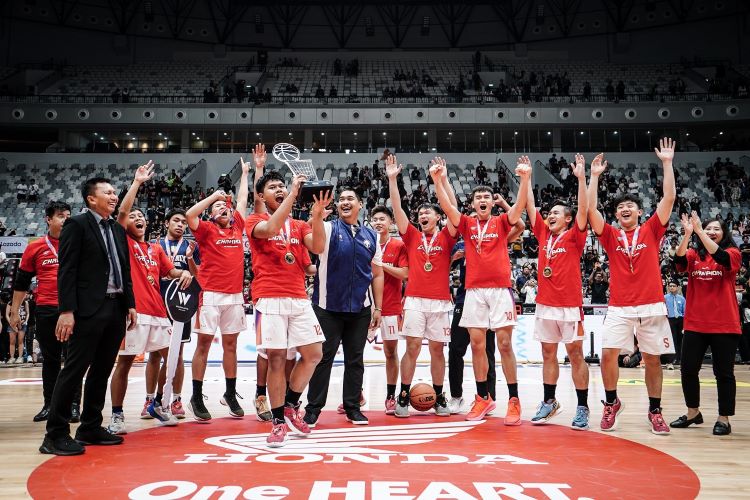 Perayaan tim basket yang menjuarai Air Honda Development Basketball League (DBL) 2023