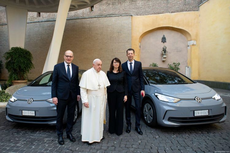 Volkswagen menyerahkan mobil listrik kepada Bapa Suci Fransiskuka untuk mendukung elektrifikasi di Vatikan