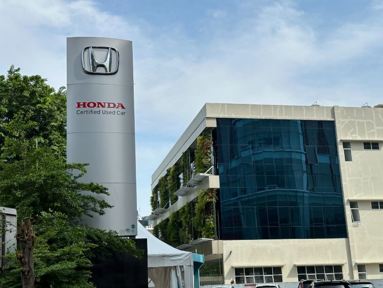 Dealer mobil bekas Honda yang memberikan sertifiaksi ke konsumen