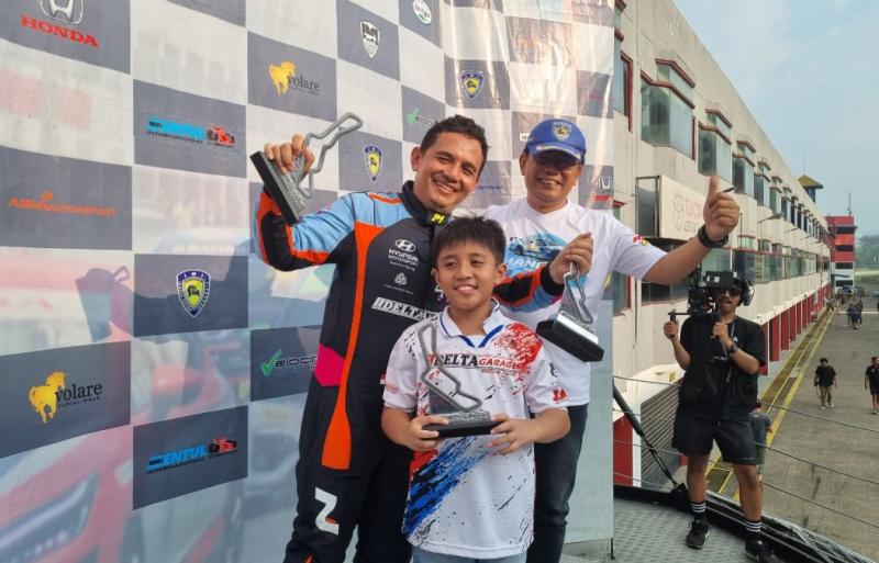 Dypo Fitra dengan 3 trofi sekaligus (salah satunya dibawakan putra bungsunya) di podium juara FFA Max 3600 STCR1