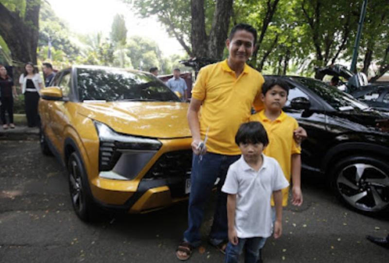 Salah satu konsumen hadir dengan sesuaikan kostum kuning sama dengan kelir Mitsubishi XForce pada acara Special Delivery Ceremony Mitsubishi XFORCE di Jakarta kemarin 