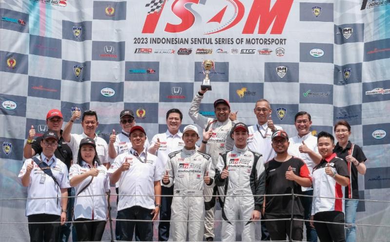 Pembalap Toyota Gazoo Racing Indonesia bersama Board of Director PT Toyota Astra Motor di podium juara Kejurnas Balap Mobil ISSOM 2023 