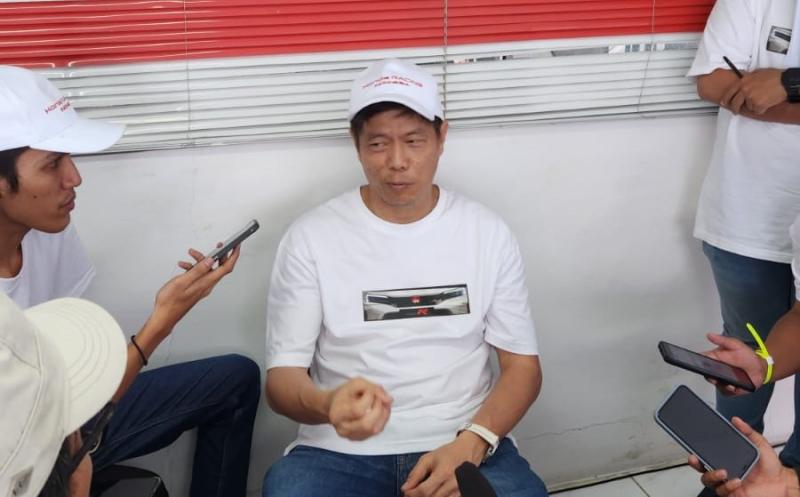 Yusak Billy, Sales & Marketing and After Sales Director PT Honda Prospect Motor (HPM) saat diwawancarai media di sirkuit Sentul international, Bogor