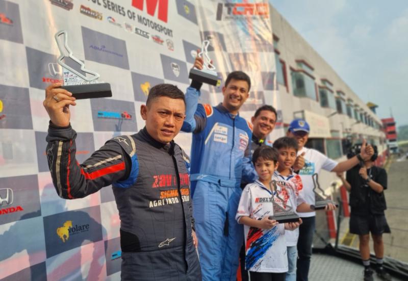 Umar Abdullah (kedua dari kiri) di podium juara 1 kelas STCR1 seri 6 balap mobil ISSOM 2023 di Sentul International Circuit, Bogor, Minggu (19/11/2023)  