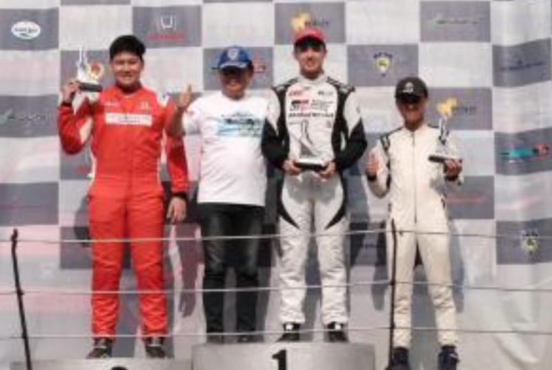Amato Rudolph (kedua dari kanan) di podium juara kelas ITCR 1200 Kejurnas Balap Mobil ISSOM 2023 