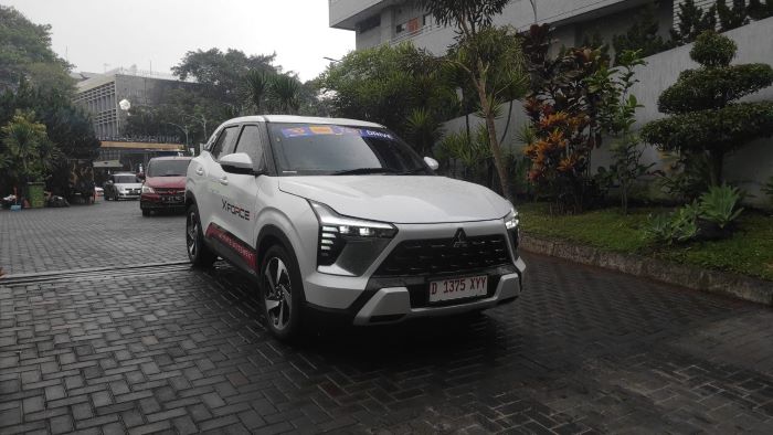 Pengunjung GIIAS 2023 Bandung melakukan test drive mobil baru