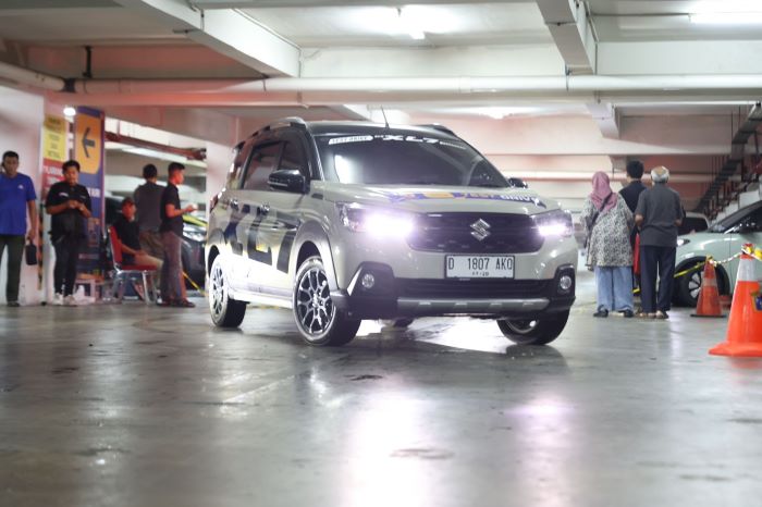 Pengunjung mengantre untuk melakukan test drive di area pameran GIIAS Bandung