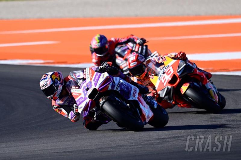 Jorge Martin (Spanyol/Pramac Ducati/depan) tetap beri perlawanan hingga titik terakhir musim 2023. (Foto: crash)