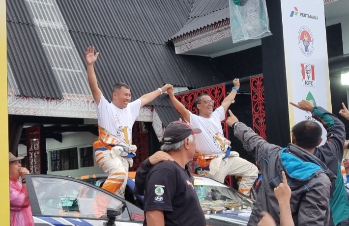 H Rahmat dan co-driver Hade Mboi dari LFN Sederhana Motorsport raih gelar juara nasional Rally 2023. (foto : budsan)
