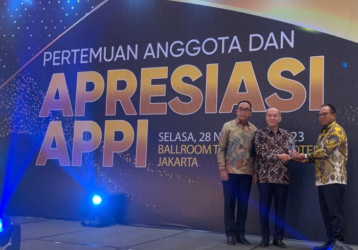 Director-In-Charge Astra Financial, Suparno Djasmin dinobatkan sebagai Lifetime Achievement oleh APPI