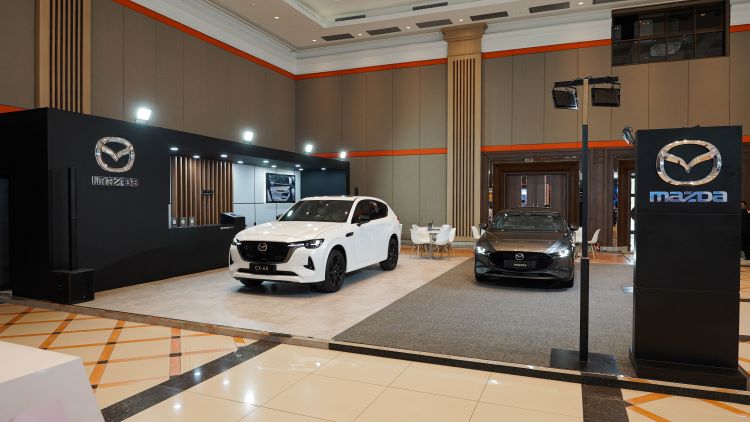 Model keren Mazda di Booth Mazda pada pameran otomotif GIIAS 2023 di Bandung