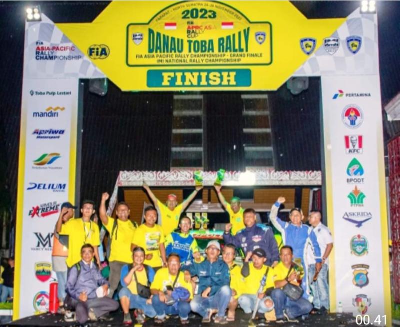 H Andy Surya Santosa dan Nugraha Hadinata bersama skuad Gazpoll Racing Team, termasuk sang komandan Tomi Hadi di podium kemenangan Danau Toba Rally - APRC Grand Finale 2023. (foto : gazpoll rt)
