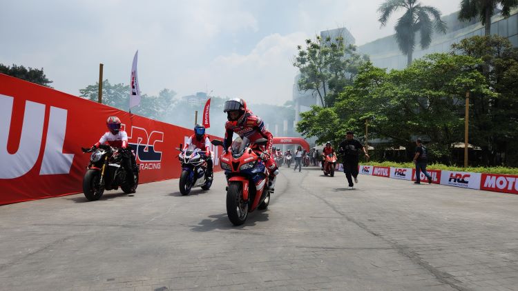 Aksi salah satu pembalap Honda Racing Corporation (HRC) di Senayan Park, Jakarta