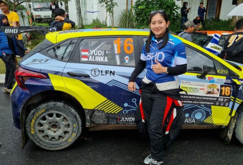 Alinka Hardianti, Ratu Slalom Indonesia yang melakukan debut sukses di ajang Danau Toba Rally 2023. (foto : budsan)*