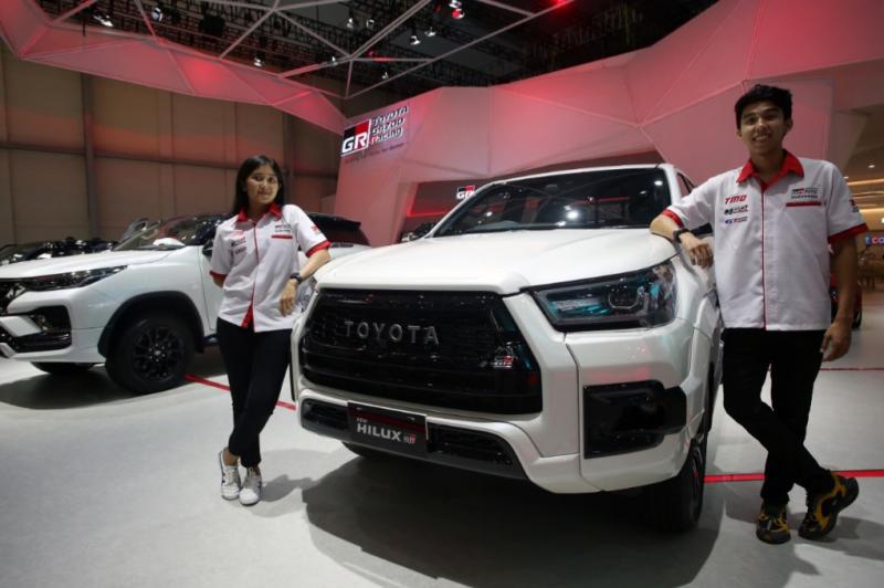 Toyota All-New Kijang Innova Zenix diapit dua pembalap Toyota Gazoo Racing Indonesia yaitu Alinka Hardianti dan Jordan Johan di booth Toyota, GIIAS 2023