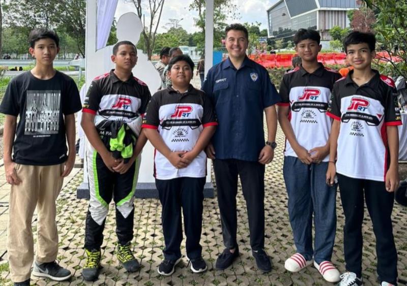 Para pegokart muda Julio Prost Racing School bersama om Rifat Sungkar (pengurus IMI Pusat dan juara APRC 2023) pada preskon Electric Karting Race 2023 di Bandung baru-baru ini.