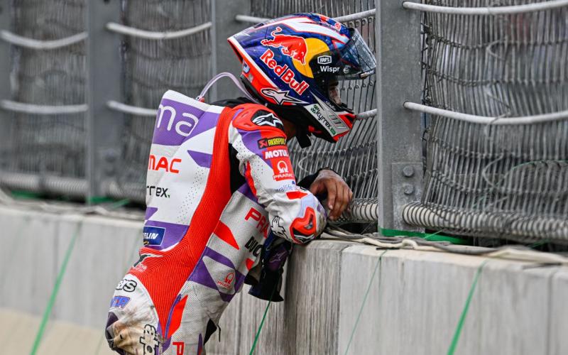 Jorge Martin (Pramac Ducati) menonton laga dari balik pagar Sirkuit Mandalika usai celaka. (Foto: motogp)