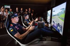 Max Verstappen di balik kemudi balap F1 virtual, sama jagonya dengan di lintasan murni F1. (Foto: ist)
