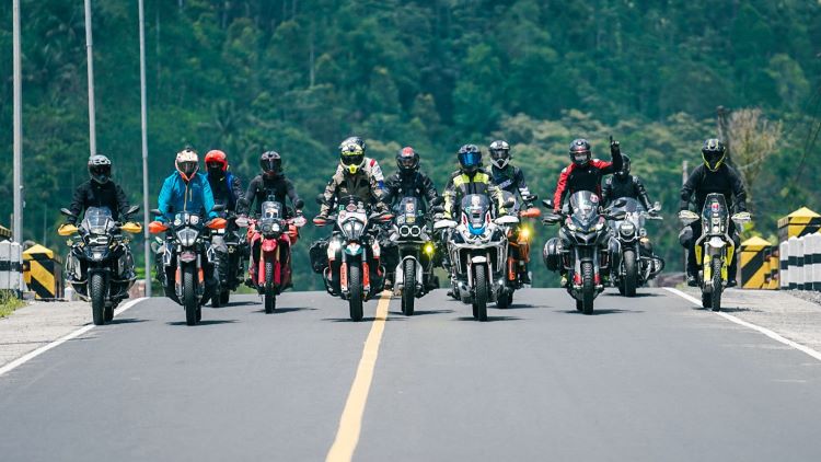 Para bikers komunitas GSrek Indonesia menyelesaikan touring HUT ke-8