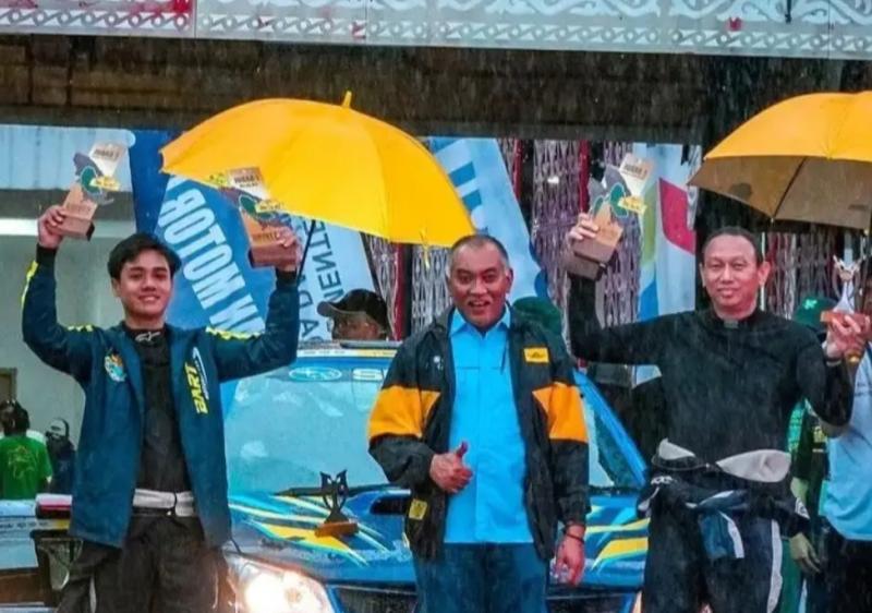 Bintang Barlean (kiri), di podium juara Danau Toba Rally - APRC Grand Finale 2023 di Sumatra Utara akhir November lalu.
