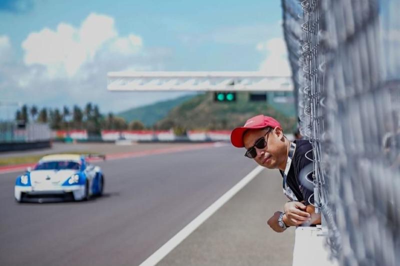 Umar Abdullah Menjadi Satu-Satunya Pembalap Turun 2 Kelas di Porsche Sprint Challenge Indonesia, Target Juara! 