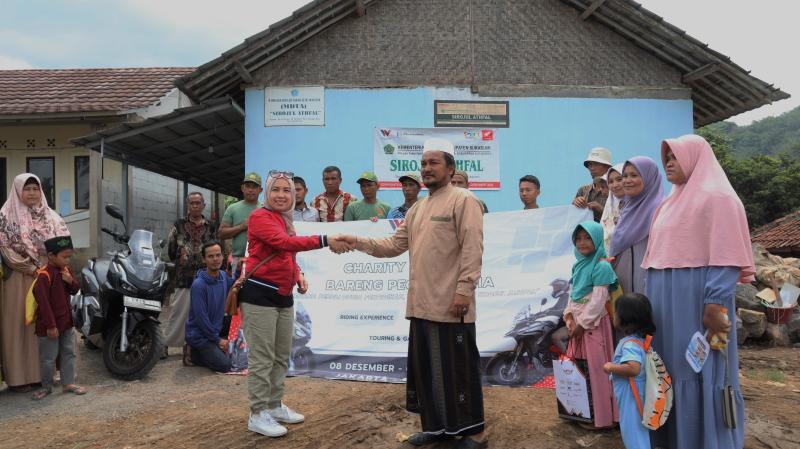 Pemberian bantuan kepada salah satu sekolah di Sukabumi oleh WMS dalam acara Charity Touring (krm).