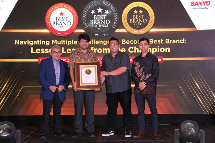 Petinggi ban Bridgestone menerima penghargaan dari Indonesia Best Brands Award 2023