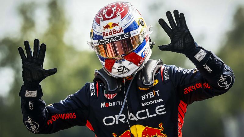 Max Verstappen bentangkan 10 jari menang 10 kali beruntun pada 2023, cukup 10 pula di 2024. (Foto: f1)