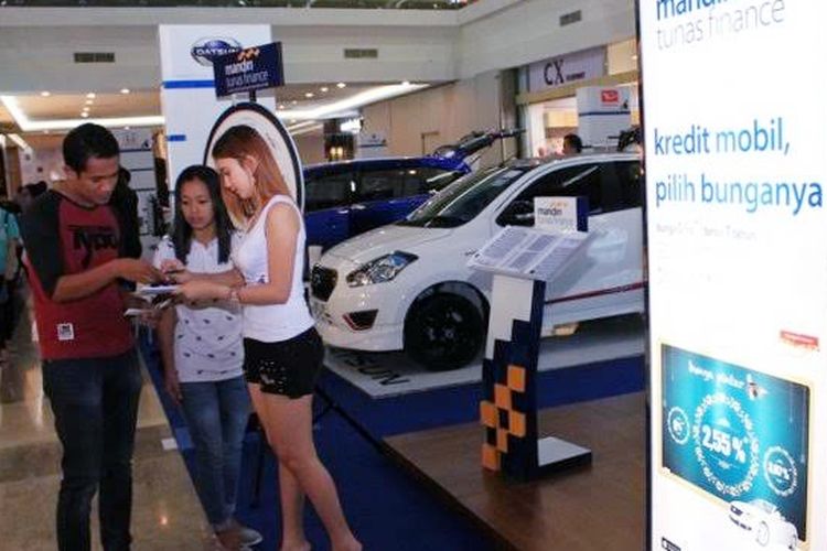 Transaksi pembelian mobil di pameran Mandiri Tunas Finance Autofiesta